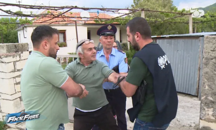Fiks Fare/ “Fytyrë mi, kokë zhabë, qelbësirë…”, historia e konfliktit për shtëpinë dhe murin në Progonat, avokati qëllon me gurë komshiun