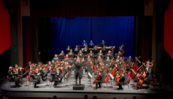 Filarmonia e Kosovës në Korçë, publiku shijon koncertin e veçantë në teatrin “Andon Zako Çajupi”