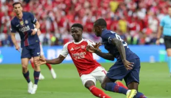 Finalja e Champions, Arsenali kryeson ndaj kampionëve në fuqi