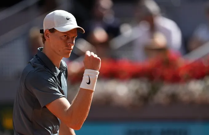 Fiton ndaj Zverev në finale, Siner futet në histori
