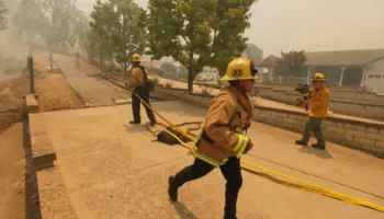 Flakët përfshijnë periferinë e Los Angeles/ Evakuime emergjente në Simi Valley pas zjarrit që po përhapet me shpejtësi