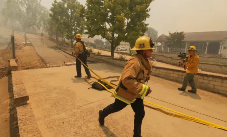 Flakët përfshijnë periferinë e Los Angeles/ Evakuime emergjente në Simi Valley pas zjarrit që po përhapet me shpejtësi
