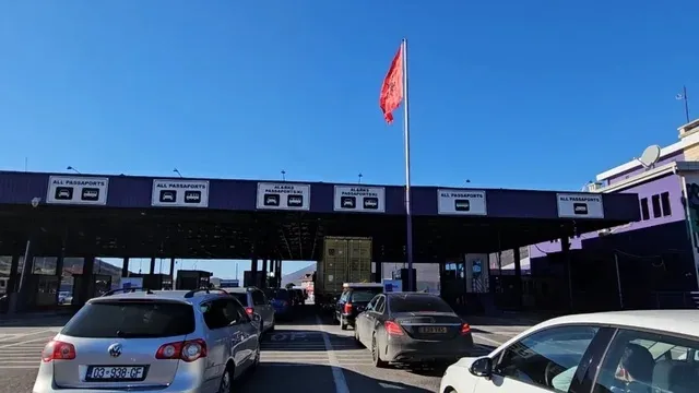 Fluks i lartë në Morinë, qytetarët nga Kosova vizitojnë Shqipërinë për festën e Kurban Bajramit