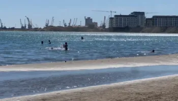 Fluks pushuesish në plazhin e Durrësit! Turistët e huaj shprehen të kënaqur nga kushtet