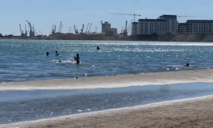 Fluks pushuesish në plazhin e Durrësit! Turistët e huaj shprehen të kënaqur nga kushtet