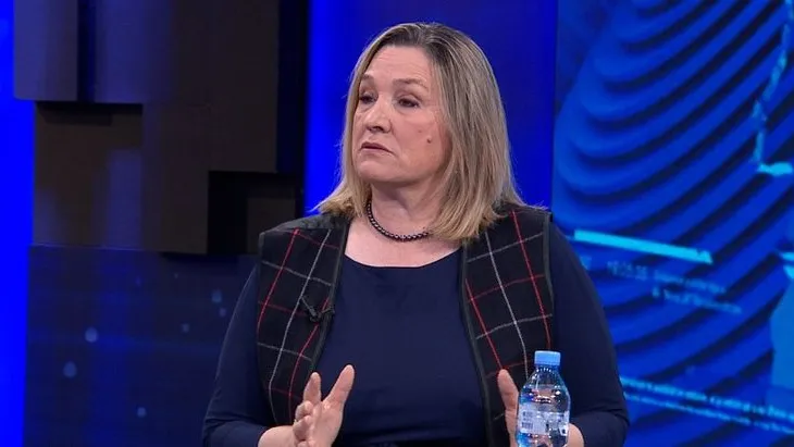 Flutura Açka: PD bandë me mendësi komuniste! Edhe sikur t’ia heqin nongratën Berishës, shqiptarët nuk e duan më