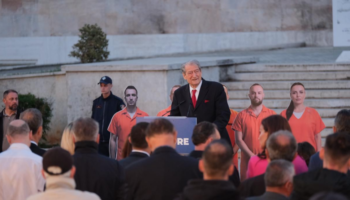 Foltorja e PD nis me një minutë heshtje, Berisha: Protesta e 8 majit, për vogëlushët tanë!