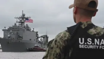 Forcat amerikane bllokojnë anijen tregtare me flamur të Gambias që të afrohej në portin iranian!