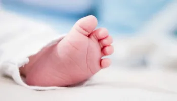 “Foshnja ndërroi jetë nga…”/ Të tjera detaje tronditëse nga ngjarja në Kosovë: Nëna i preu kordonin, dhe e hodhi…