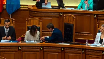Foto-lajm/ “Qetësi dhe dashuri” në Kuvend për integrimi, mungojnë bllokimi i foltores dhe përplasjet me Gardën. Ferit Hoxha “i zë vendin” Ramës. Çfarë nuk u pa nga seanca