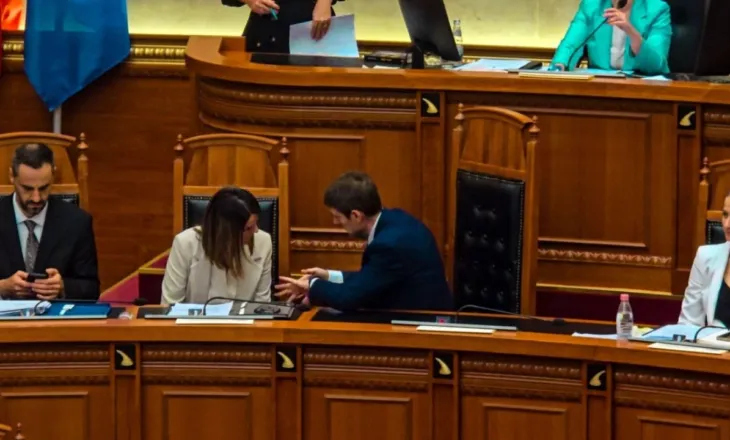 Foto-lajm/ “Qetësi dhe dashuri” në Kuvend për integrimi, mungojnë bllokimi i foltores dhe përplasjet me Gardën. Ferit Hoxha “i zë vendin” Ramës. Çfarë nuk u pa nga seanca
