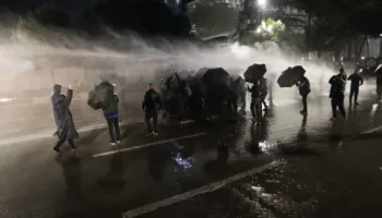 Foto/ Molotovët nga protestuesit e PD-së, policia i kundërpërgjigjet, uji me presion kap edhe Berishën
