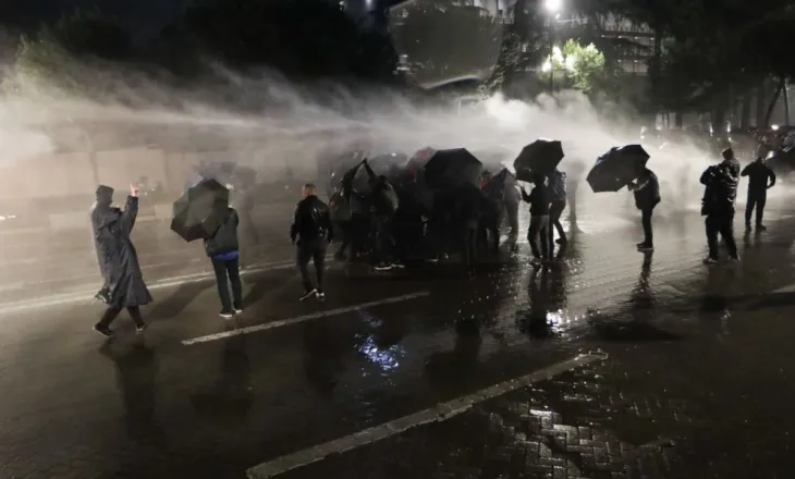 Foto/ Molotovët nga protestuesit e PD-së, policia i kundërpërgjigjet, uji me presion kap edhe Berishën