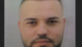 FOTO/ Plagosi Juxhin Hamajezin për borxhin 30 mijë euro, ja kush është Klodian Kallo