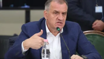 FOTO / Seanca për “Sterilizimin”, Beqaj për herë të parë jashtë ‘kafazit’ në gjyq