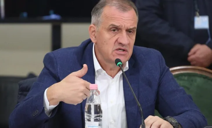 FOTO / Seanca për “Sterilizimin”, Beqaj për herë të parë jashtë ‘kafazit’ në gjyq