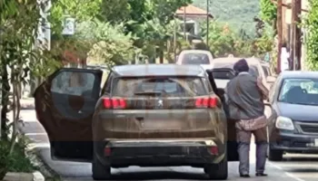 FOTO/ Vodhën 200 mijë euro në bankë, grabitësve të armatosur u bien shuma parash në rrugë