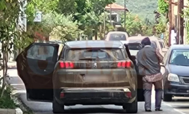 FOTO/ Vodhën 200 mijë euro në bankë, grabitësve të armatosur u bien shuma parash në rrugë