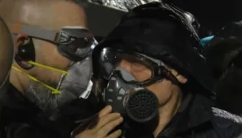 FOTOLAJM/ Protesta e PD-së, Sali Berisha shfaqet me maskë kundra-gaz