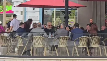 FOTOLAJM / Rama takohet në kafe me kryebashkiakët, para ceremonisë së “EU4Municipalities”