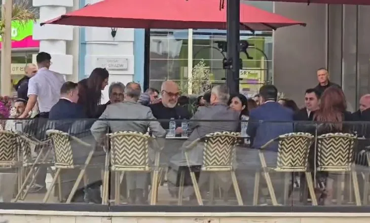 FOTOLAJM / Rama takohet në kafe me kryebashkiakët, para ceremonisë së “EU4Municipalities”