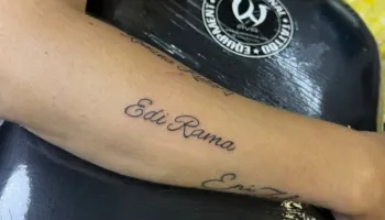 FOTOLAJM/ Simpatizantja e PS në Korçë bën tatuazh emrin e Edi Ramës dhe Romina Kukos