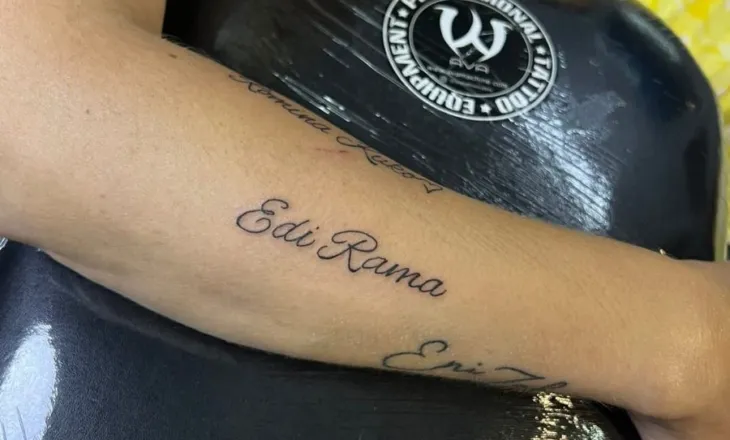 FOTOLAJM/ Simpatizantja e PS në Korçë bën tatuazh emrin e Edi Ramës dhe Romina Kukos