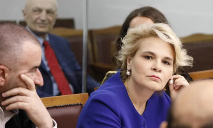 FOTOT/ Gjestet e ish-Presidentit brenda kafazit të xhamit, bën shqiponjën dhe numrin 7. Kryemadhi e fokusuar te dokumentet e gjyqit