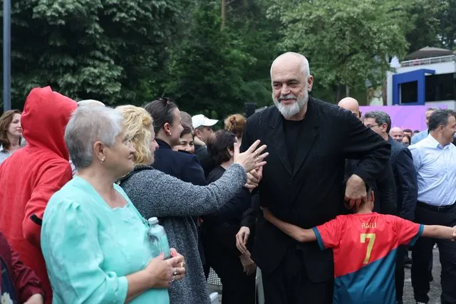 FOTOT/ Rama ndan pamje nga vizita në Korçë: Me kënaqësinë e mikpritjes…