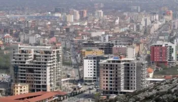 “Frenojnë” çmimet e apartamenteve në zonat periferike të Tiranës, ndikojnë infrastruktura e dobët dhe oferta e lartë
