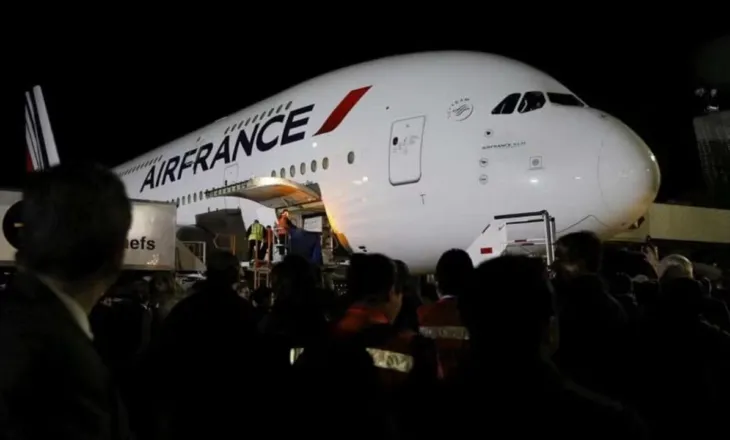 Frikë nga Ebola, avioni i nisur nga Parisi në Detroit devijohet për në Kanada