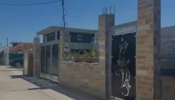 Frikë nga hakmarrja? Policia largon familjen e Nikoll Radaçit nga banesa