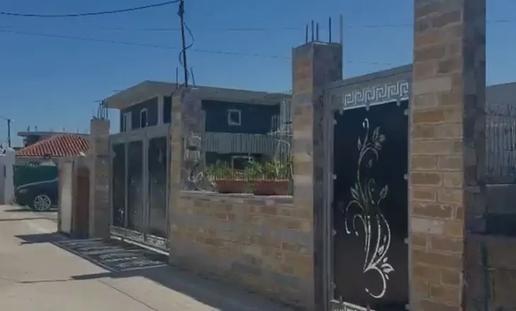Frikë nga hakmarrja? Policia largon familjen e Nikoll Radaçit nga banesa