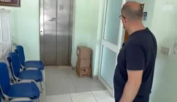 “Ftoj çdo patronazhist..”/ Korreshi denoncon gjendjen në Pediatrinë e Lushnjës: Fëmijët trajtohen mes lagështirës dhe..