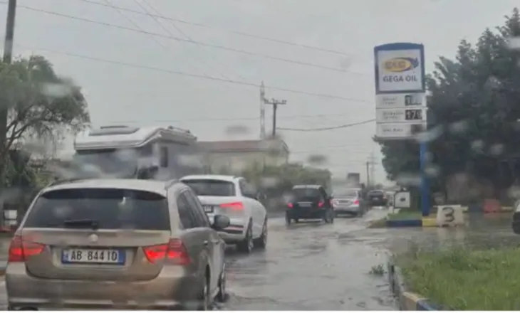 Fundjava sërish me trafik në Elbasan, moti me shi pa ndikim në fluksin e mjeteve