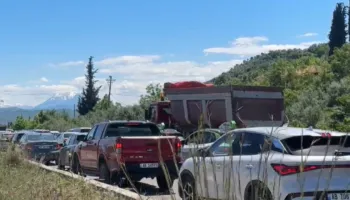 Fundjava sjell fluks automjetesh në Elbasan, trafik i rënduar në dalje të autostradës