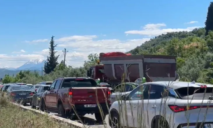 Fundjava sjell fluks automjetesh në Elbasan, trafik i rënduar në dalje të autostradës