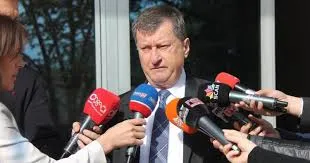 Garë e fortë mes avokatëve, kush janë tre kandidatët deri tani për të zëvendësuar Fatmir Brakën te Dhoma e Tiranës