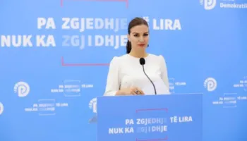 Garo: Policia po merr rolin e ‘redaktorit’ dhe tenton të fshehë ngjarjet, duke mos i raportuar, gazetarët të ngrihen në protestë