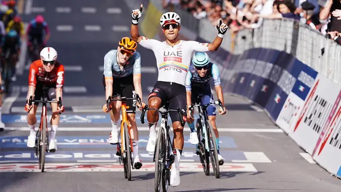 Giro d’Italia 2026/ Narvaez i pari, Çikone kryeson turin