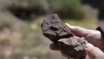 Gjeologu mban në duar dy mineralet e rralla të nëntokës sonë: Kritike për Evropën, përdoren për dronë dhe…