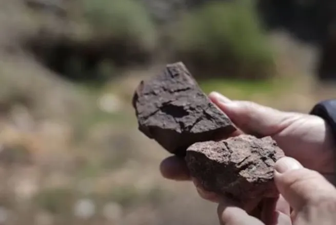 Gjeologu mban në duar dy mineralet e rralla të nëntokës sonë: Kritike për Evropën, përdoren për dronë dhe…
