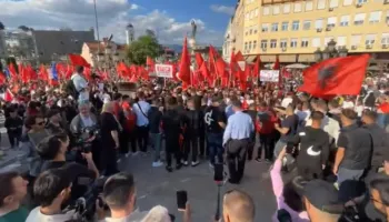“Gjuha shqipe, e drejtë themelore miratuar nga RMV”/ Ministria e Jashtme reagon për protestën e Shkupit: Jo çdo angazhim institucional bëhet publik