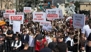 “Gjuha shqipe është amaneti ynë!” Studentët shqiptarë protestojnë sot në Shkup