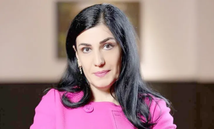 Gjykata e Lartë zbut masën për Mirlinda Karçanajn, detyrim paraqitje për ish-drejtoreshën e AKSHI-t