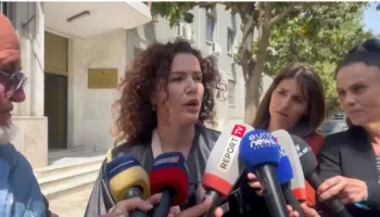 Gjykata lë në burg shoferin e aksidentit tragjik në Durrës, Avokatja: Radaçi nuk dha asnjë deklarim në seancë