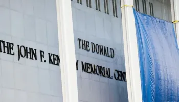 Gjykata urdhëron heqjen e emrit të Trump nga Qendra Kennedy