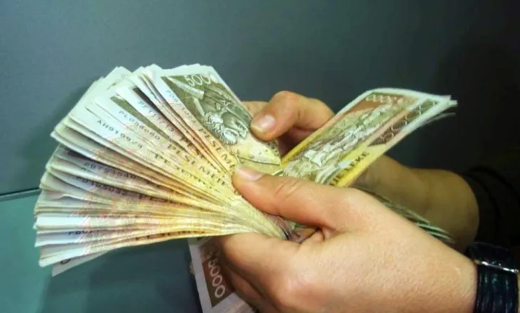 Goditen dy raste të këmbimit valutor pa licencë në Tiranë, procedohen dy persona, sekuestrohen shuma parash
