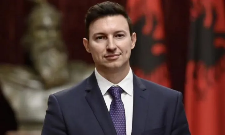 Goditje me elegancë diplomatike / Denion Meidani ‘flet’ përmes Gjergj Fishtës: Gjuha shqipe nuk preket!