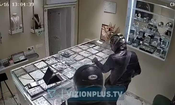Grabitja në Kamëz/ Momenti kur autorët futen brenda argjendarisë, thyejnë xhamat dhe marrin bizhuteritë